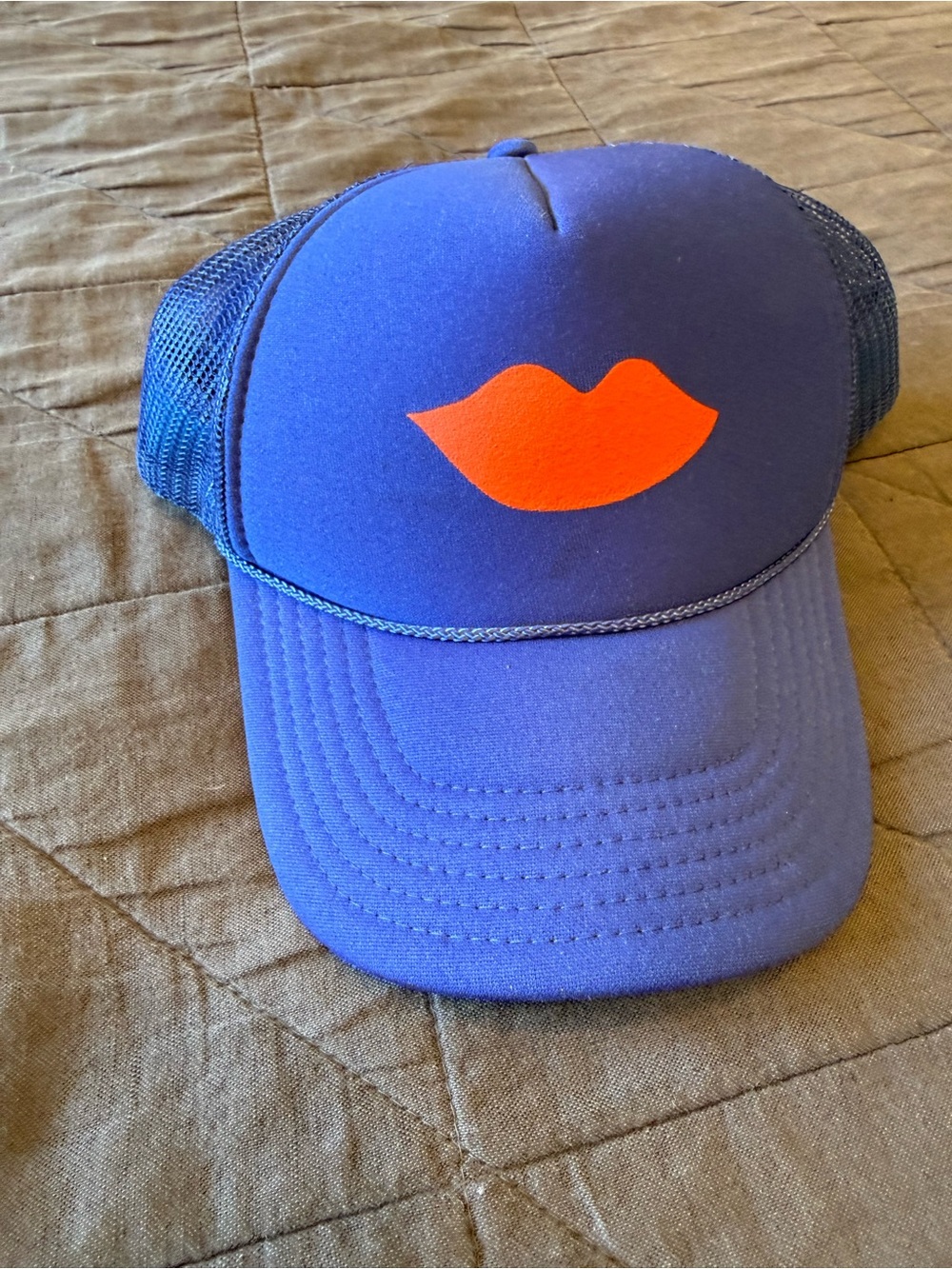 CLARE V lips trucker hat